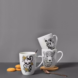 Skulls and snakes en vit, svart och guldfärgad kaffe/te/chokladmugg från d'aventure, 350 ml.