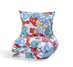 Påslakanset Dagny från Queen Anne i 100% bomull på vit botten med blommor och blad i rött, blått, gult och grönt.