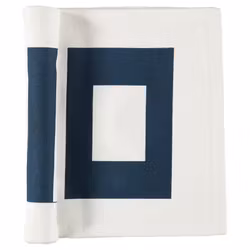 Flag en löpare i en härlig marin stil i bomull från Gripsholm i vitt med ett marinblått mönster, mått 35 x 120 cm.