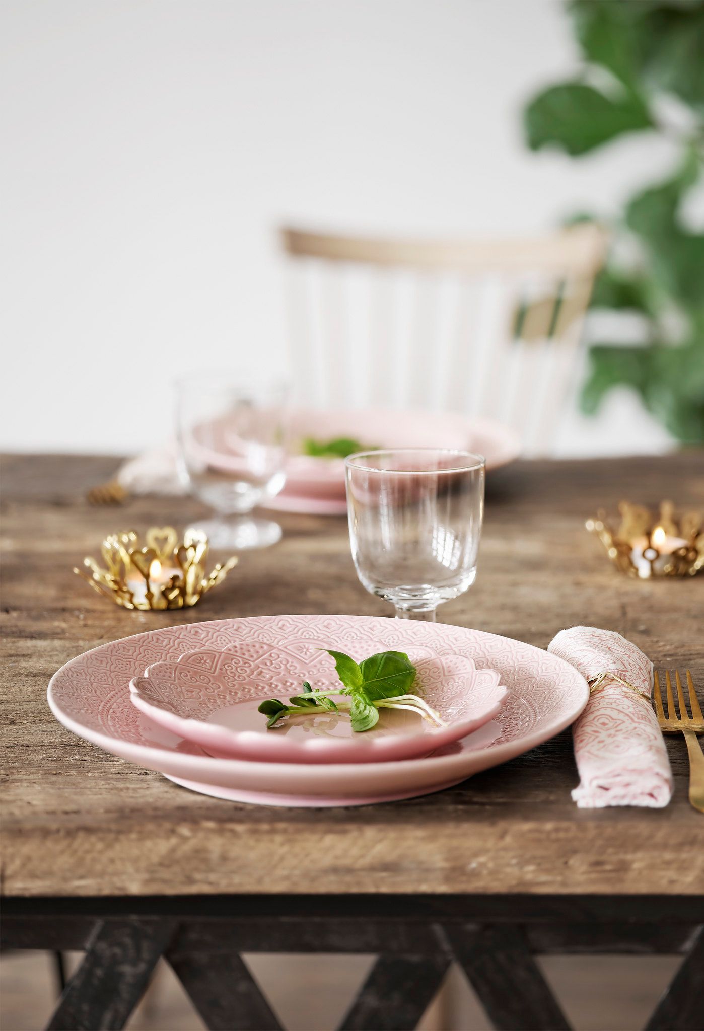 Orient tallrik från Cult design. Färg: Rosé, rosa..