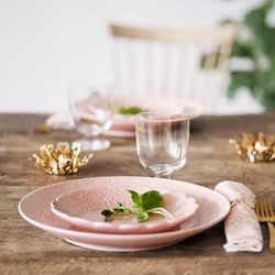 Orient tallrik från Cult design. Färg: Rosé, rosa..