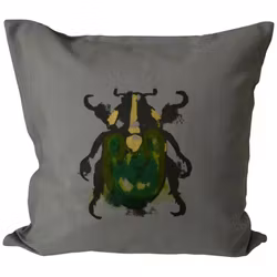 Bug ett grått kuddfodral i bomull med en skalbagge i svart, gult och grönt från Boel & Jan, mått 50 x 50 cm.