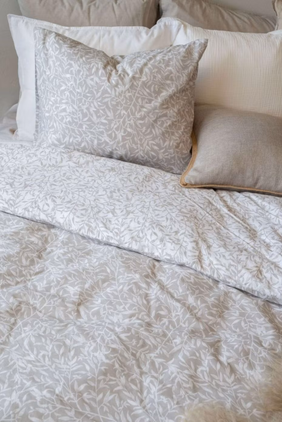 Garden ett påslakanset i beige och vitt till enkelsäng från Borgarnäs i 100% bomull.