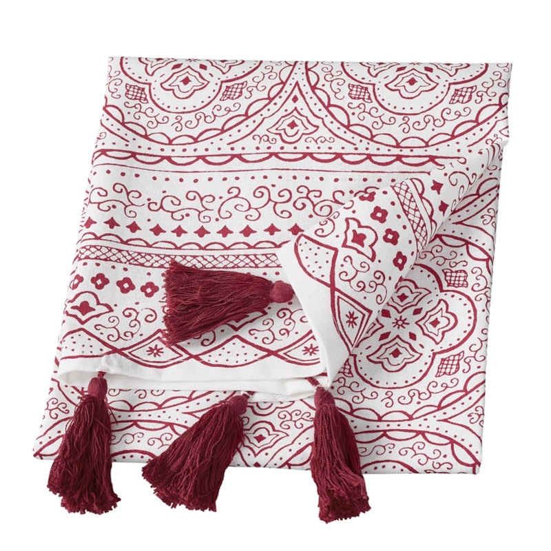 Orient en röd och vit kökshandduk i bomull med tofsar från Cult design, mått 50 x 70 cm.