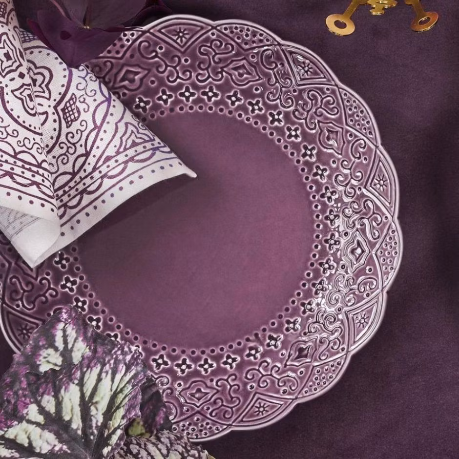 Orient assiett plommonlila från Cult design. Färg: Plommonlila. Material stengods.