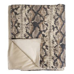 Snake en mjuk dubbelsidig pläd med ett ormskinnsmönster i beige och svart från Svanefors, mått 130 x 160 cm.
