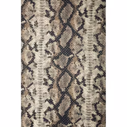 Snake en mjuk dubbelsidig pläd med ett ormskinnsmönster i beige och svart från Svanefors, mått 130 x 160 cm.