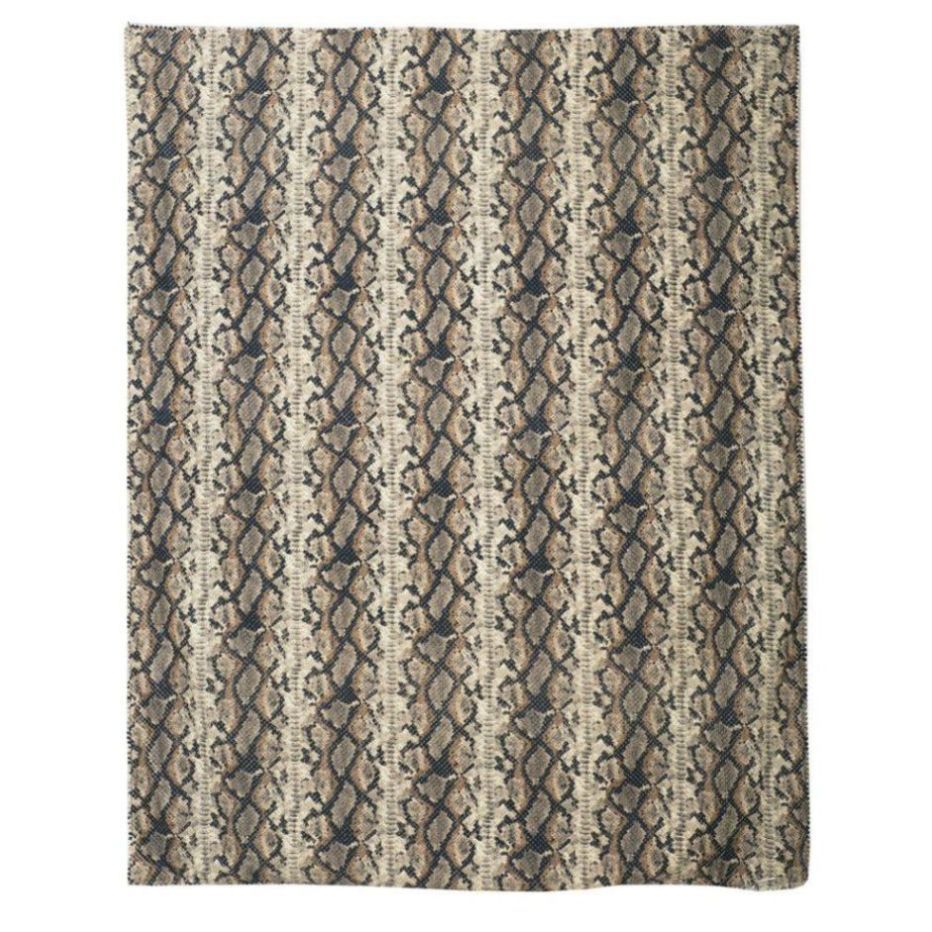 Snake en mjuk dubbelsidig pläd med ett ormskinnsmönster i beige och svart från Svanefors, mått 130 x 160 cm.