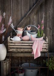 Orient Olga en påskhöna från Cult designs Orientserie.  Färg: Rosa med gulddekor.