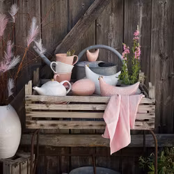 Orient Olga en påskhöna från Cult designs Orientserie.  Färg: Rosa med gulddekor.