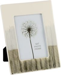 Ashi en härlig fotoram från Cult design i färgerna vitt, grått och svart.
