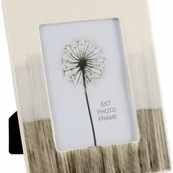 Ashi en härlig fotoram från Cult design i färgerna vitt, grått och svart.
