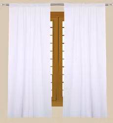 Ida ett gardinset i återvunnen bomull i vitt med veckband från Recycled by Wille, mått 2 x 120 x 240 cm.