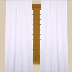 Ida ett gardinset i återvunnen bomull i vitt med veckband från Recycled by Wille, mått 2 x 120 x 240 cm.