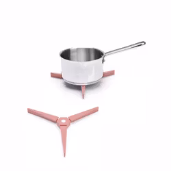 Millenium ett grytunderlägg i rosa silikon med magnet som gör att grytunderlägget stannar kvar på grytanfrån Modern house, mått 10,5 cm ihopfällt och 19 cm utfällt.