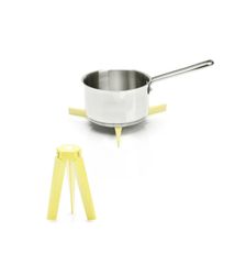Millenium ett grytunderlägg i gul silikon med magnet som gör att grytunderlägget stannar kvar på grytanfrån Modern house, mått 10,5 cm ihopfällt och 19 cm utfällt.