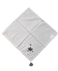Duk/servett 8418 med en dekorativ tofs. Färg: Vit med en grå tofs och ett blommönster i mörkblått och grått.