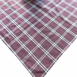 6922 en vävd duk från Svanefors. Färg: Vinröd med gräddfärgade och bruna rutor.