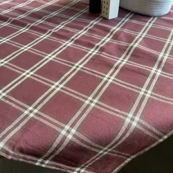 6922 en vävd duk från Svanefors. Färg: Vinröd med gräddfärgade och bruna rutor.