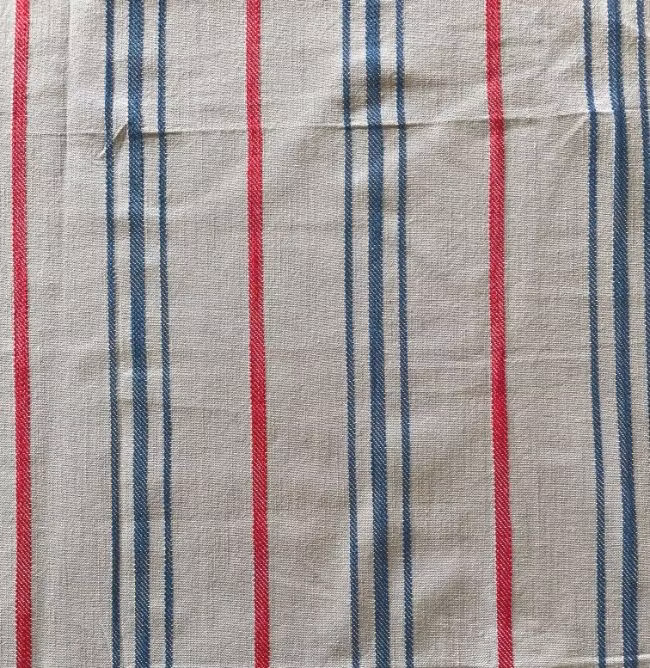 Linen ocean en linnefärgad duk med vävda ränder. Färg: Linnefärgad med blå och röda ränder.