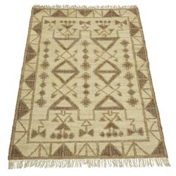 Rough en naturfärgad och brun matta i 100% jute i mått B 160 x L 230 cm.