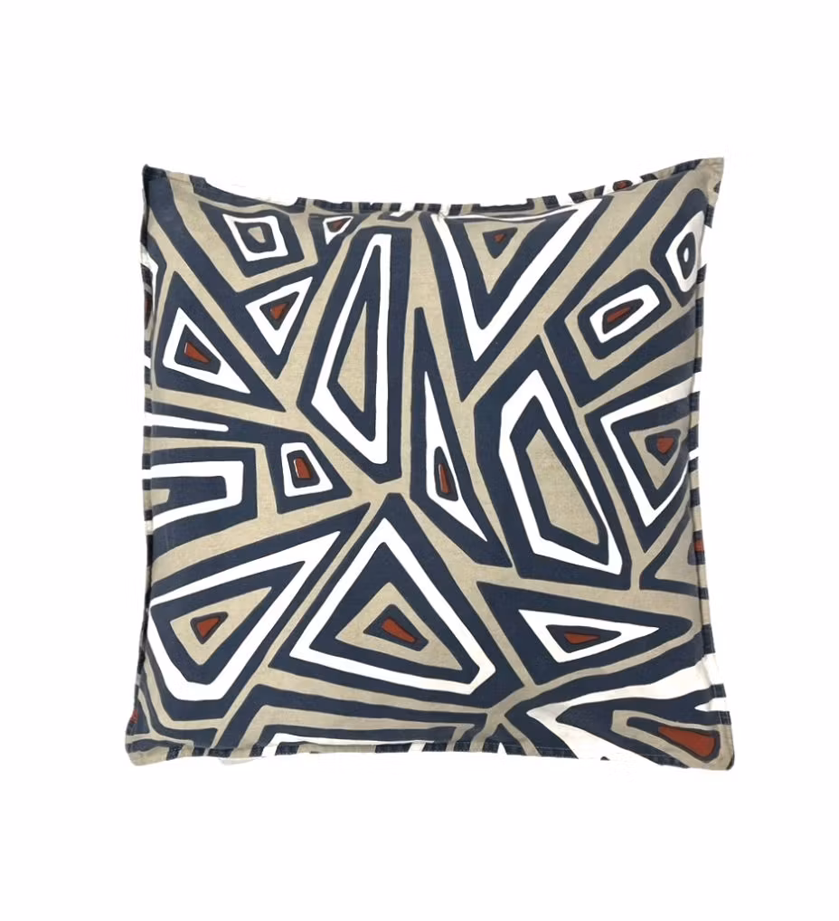Zalika ett kuddfodral i ett grafiskt mönster i 100% bomull. Färg: Beige, blått, vitt och vinrött.