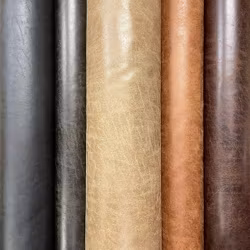 Möbelklassat konstläder på metervara. Martindale: 55000. Färg: Nougat.