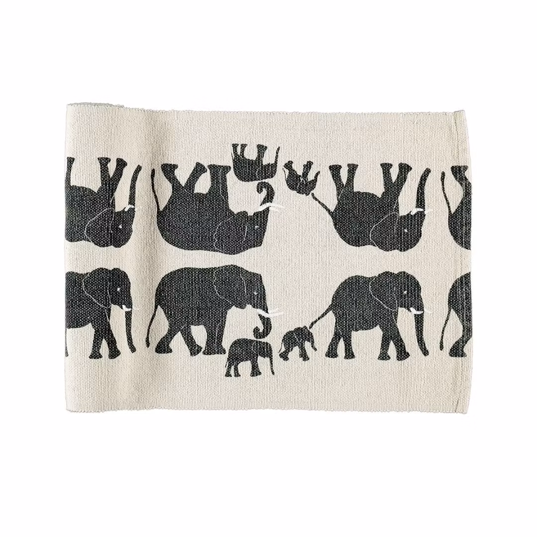 Animal en en linnefärgad löpare med grå elefanter i bomull från Noble house, mått 35 x 110 cm.