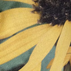 Sunflower ett grovt vävt kuddfodral från Svanefors med ett digitaltryck av gula blommor. Färg: Gula blommor på en grön botten.