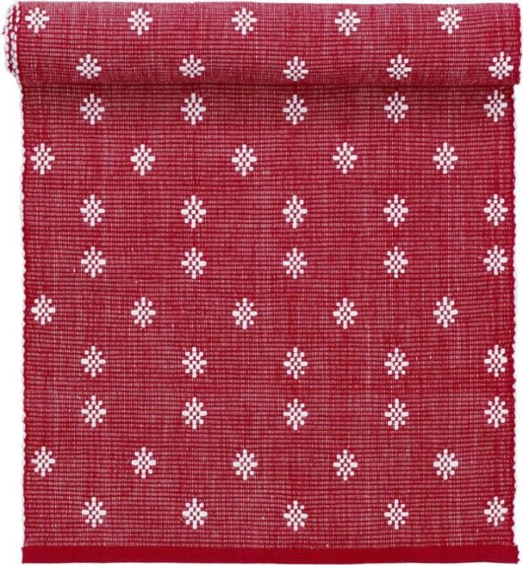 Mini star en röd ripslöpare med vita snöflingor i bomull från Svanefors i mått 35 x 120 cm.