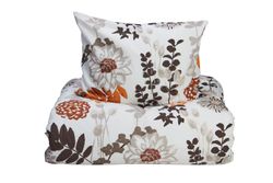 Autumn garden ett påslakanset med en vit botten med höstfärgade blommor till enkelsäng från Noble house i 100% bomull.