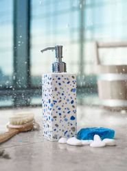 Terrazzo en tvål/diskmedelspump från Cult design. Färg: Vit med ett blått och silvermönster med en silverfärgad pump.