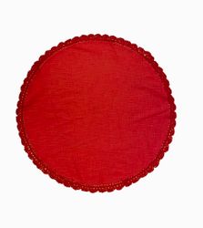 Hedda en rund röd bordsduk med spetskant runt om i 100% bomull från Svanefors, diameter 85 cm.