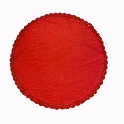 Hedda en rund röd bordsduk med spetskant runt om i 100% bomull från Svanefors, diameter 85 cm.