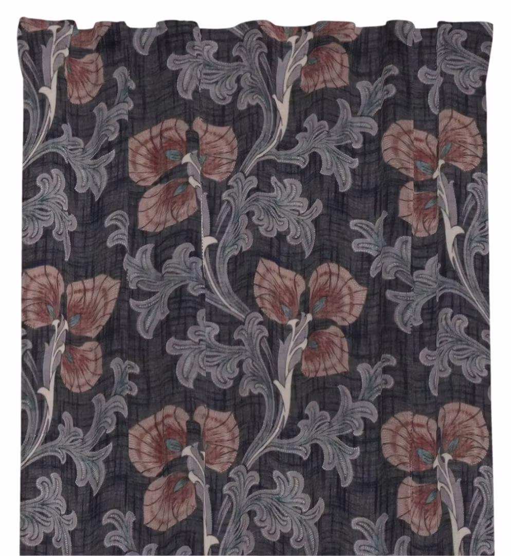 Marseille ett gardinset med multiband från Redlunds textil med en botten i mörk aubergine, grått, grönt  och rosa.