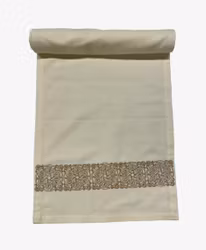 Valkyria en bomullslöpare i off-white med en guldbrodyr i bomull från Jakobsdals, mått 40 x 150 cm.
