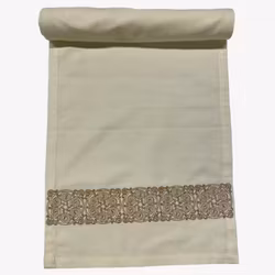 Valkyria en bomullslöpare i off-white med en guldbrodyr i bomull från Jakobsdals, mått 40 x 150 cm.