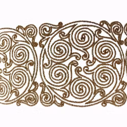 Valkyria en bomullslöpare i off-white med en guldbrodyr i bomull från Jakobsdals, mått 40 x 150 cm.