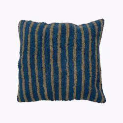Serena ett randigt kuddfodral med tuftad framsida i petroleum med mullvadsfärgade ränder och naturfärgad baksida.
