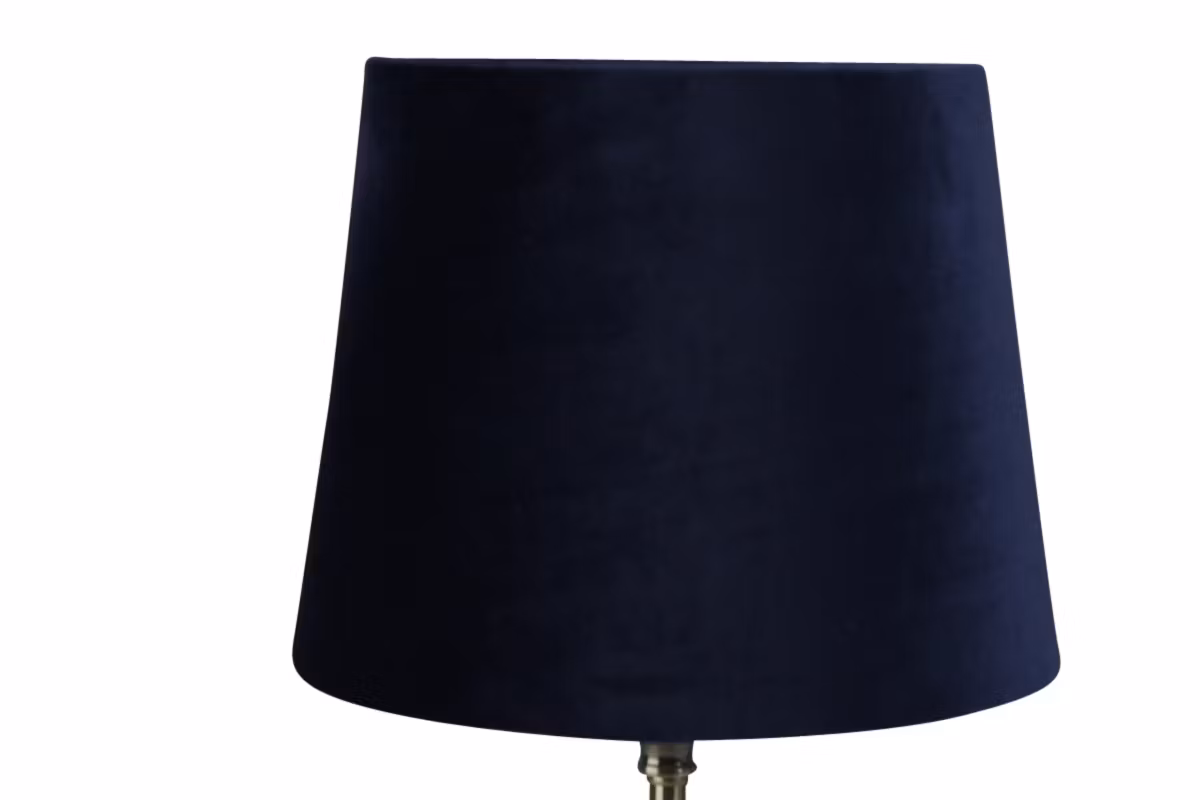 Sam en rund lampskärm i mörkblå sammet med fäste för både E14 och E27 lampor från Stjernsund kollektion.