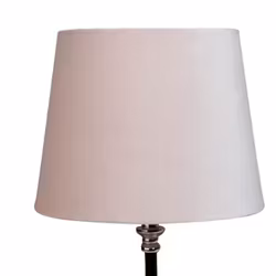 Sam en rund lampskärm i ljusrosa sammet med fäste för både E14 och E27 lampor från Stjernsund kollektion.