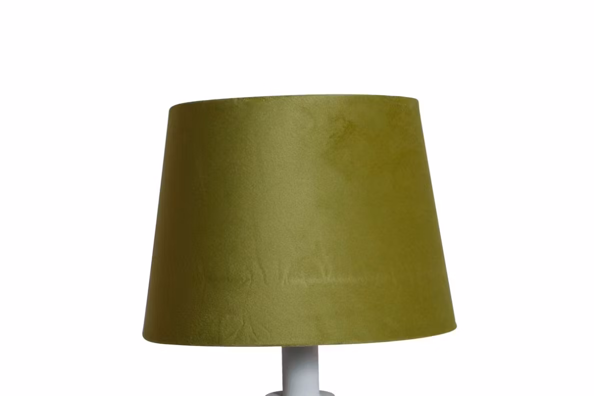 Sam en rund lampskärm i grön sammet med fäste för både E14 och E27 lampor från Stjernsund kollektion.
