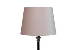 Sam en rund lampskärm i ljusrosa sammet med fäste för både E14 och E27 lampor från Stjernsund kollektion.