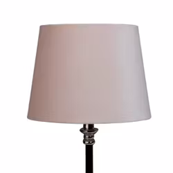 Sam en rund lampskärm i ljusrosa sammet med fäste för både E14 och E27 lampor från Stjernsund kollektion.
