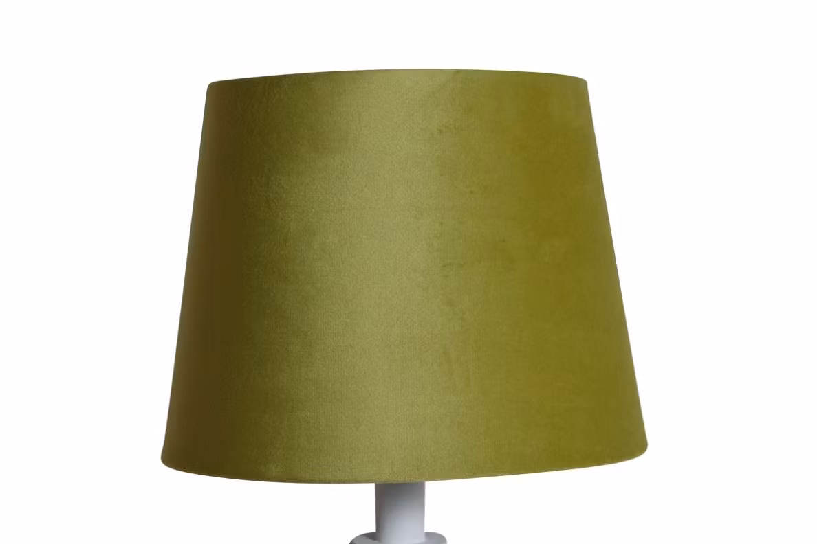 Sam en rund lampskärm i grön sammet med fäste för både E14 och E27 lampor från Stjernsund kollektion.
