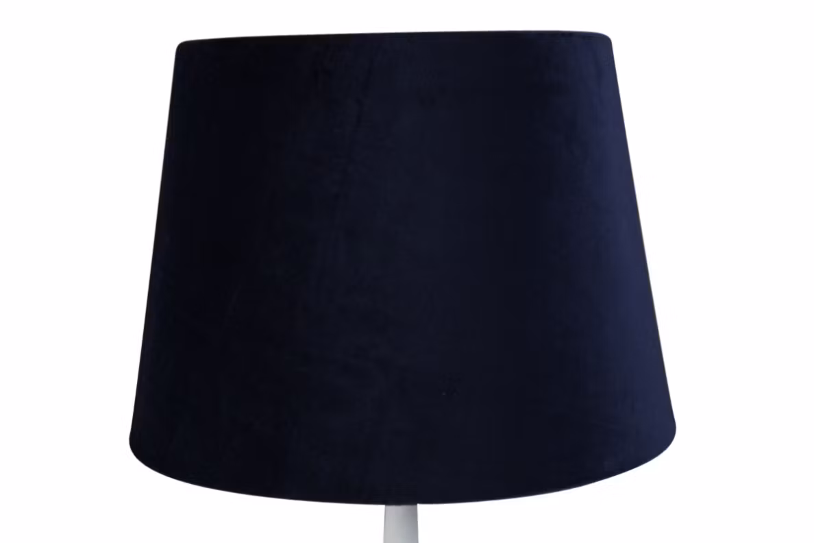 Sam en rund lampskärm i mörkblå sammet med fäste för både E14 och E27 lampor från Stjernsund kollektion.