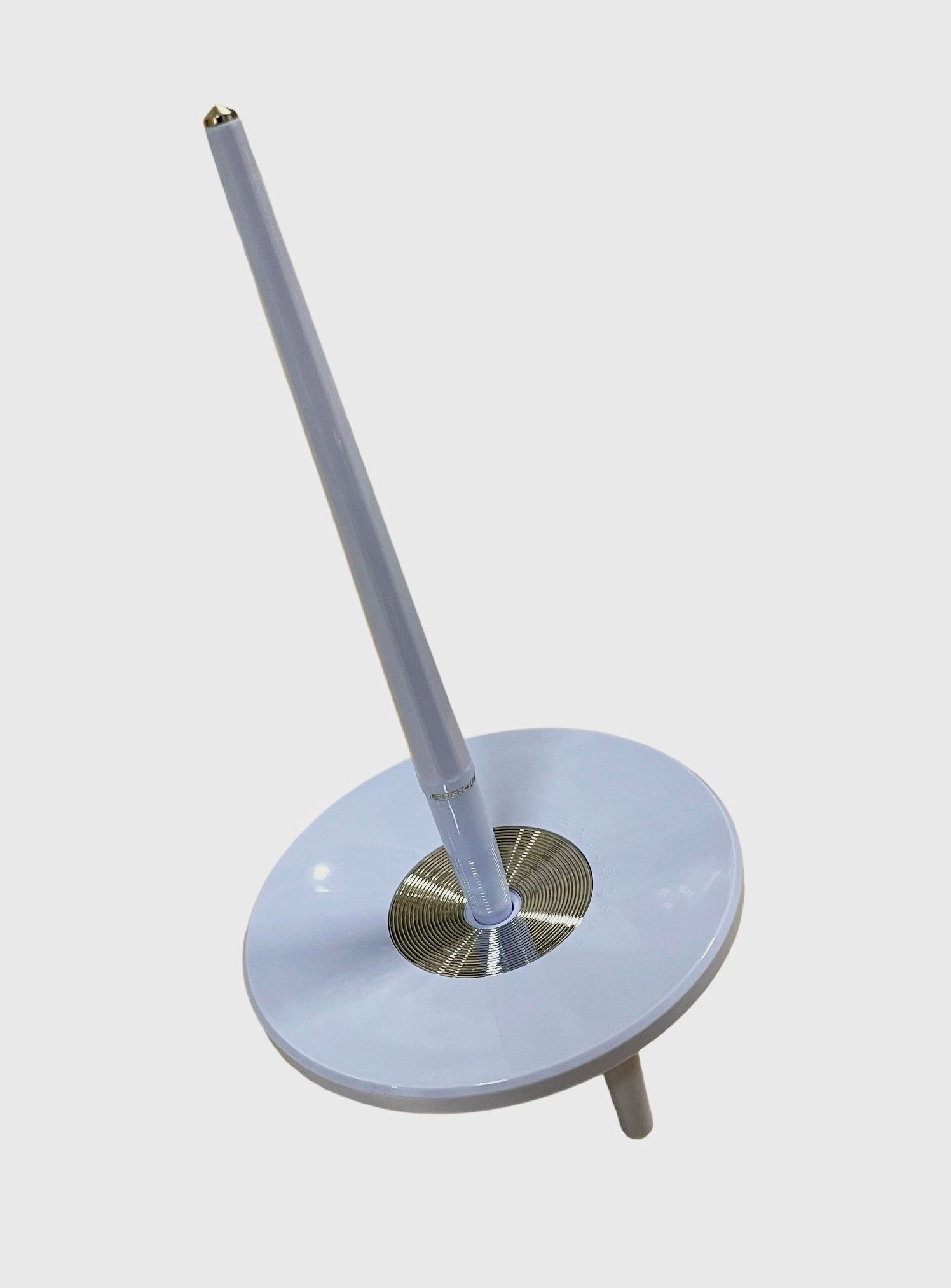 Ballograf Epoca deskset en bläckpenna med hållare i ljusblå/lavendelfärg utan kedja, den klassiska bankpennan pryder verkligen alla skrivbord, köksbänkar, receptionsdiskar mm, med sin klassiska design
