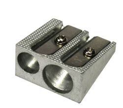 Pennvässare med 2 knivar i silverfärgad metall från Hedlundgruppen, mått 2,5 x 2,5 cm.