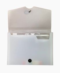 Arkivmapp i A4 format i vitt med 7 fack och gummibandstängning från Pepper pot, mått 33 x 24 x 3 cm.