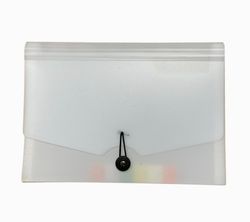 Arkivmapp i A4 format i vitt med 7 fack och gummibandstängning från Pepper pot, mått 33 x 24 x 3 cm.